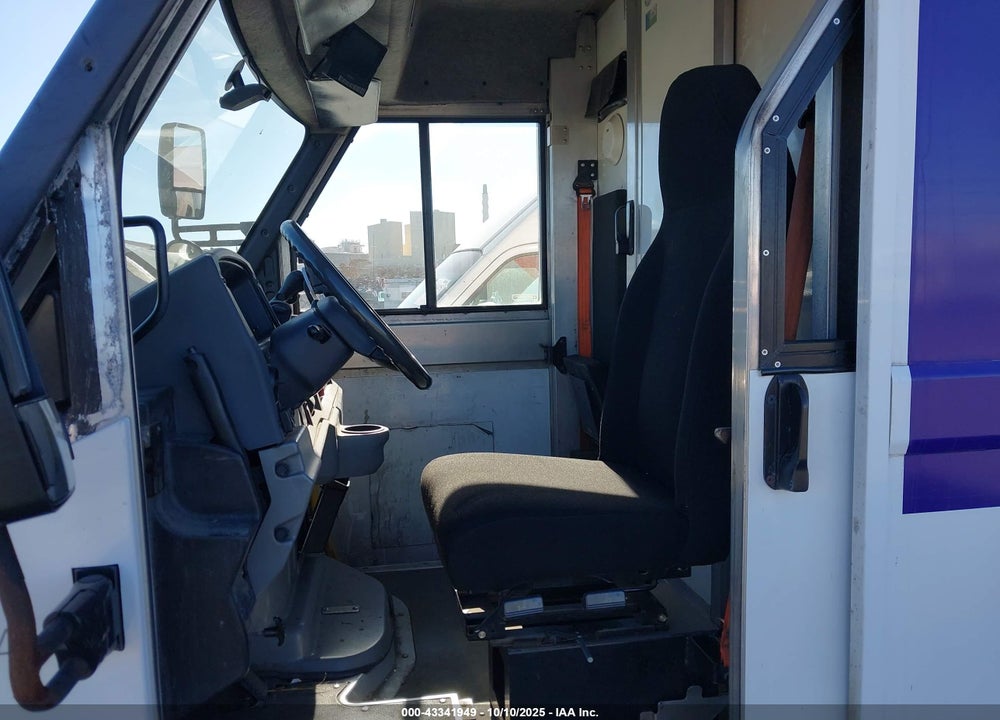 2015 ISUZU COMMERCIAL VAN VIN: JALB4T17XF7W00095