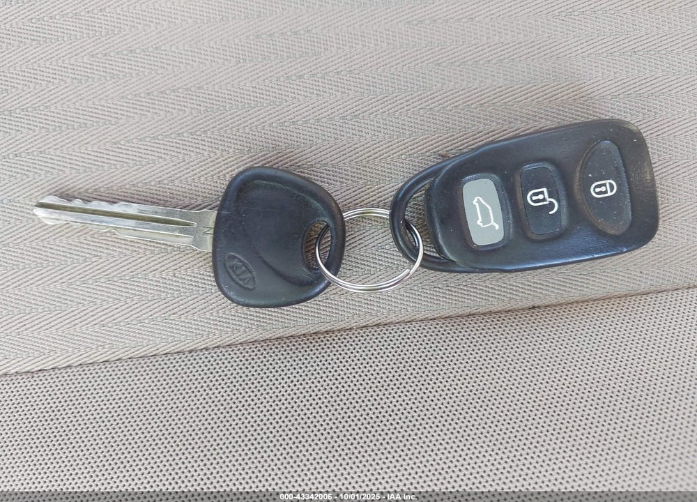 2008 KIA RONDO VIN: KNAFG526487144557