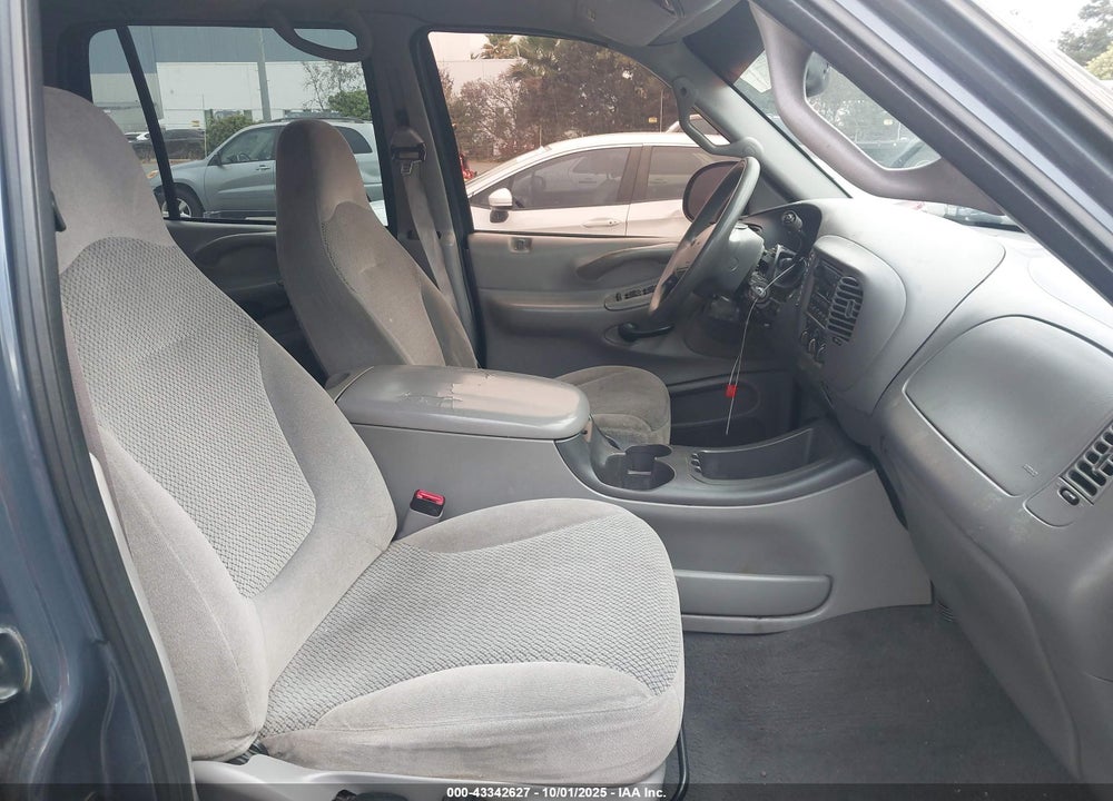 2000 FORD EXPEDITION XLT VIN: 1FMRU1567YLC42871