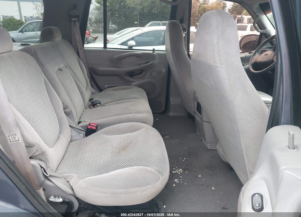 2000 FORD EXPEDITION XLT VIN: 1FMRU1567YLC42871