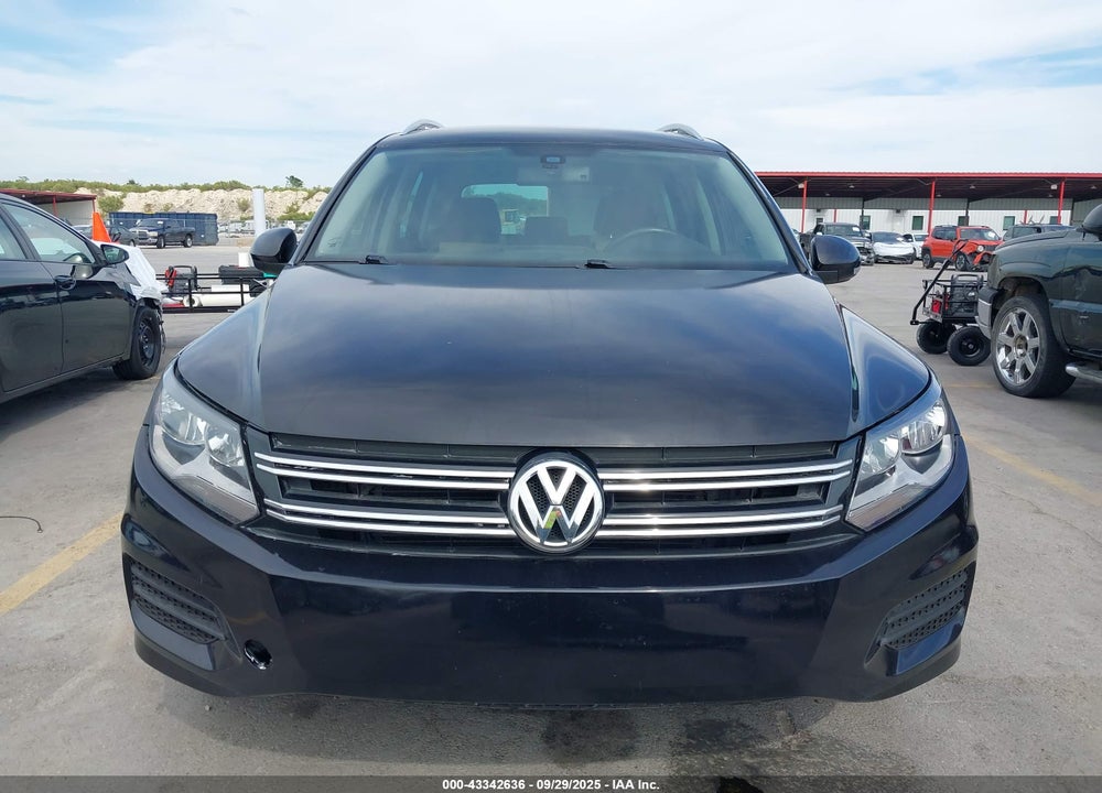 2017 VOLKSWAGEN TIGUAN VIN: WVGRV7AX0HK002940