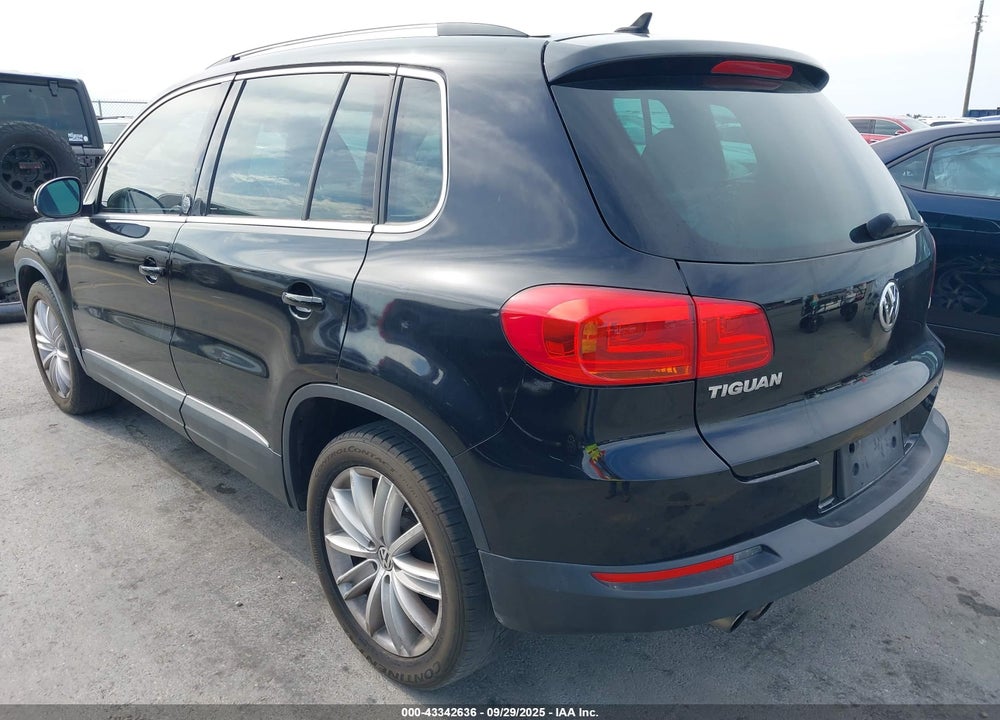 2017 VOLKSWAGEN TIGUAN VIN: WVGRV7AX0HK002940