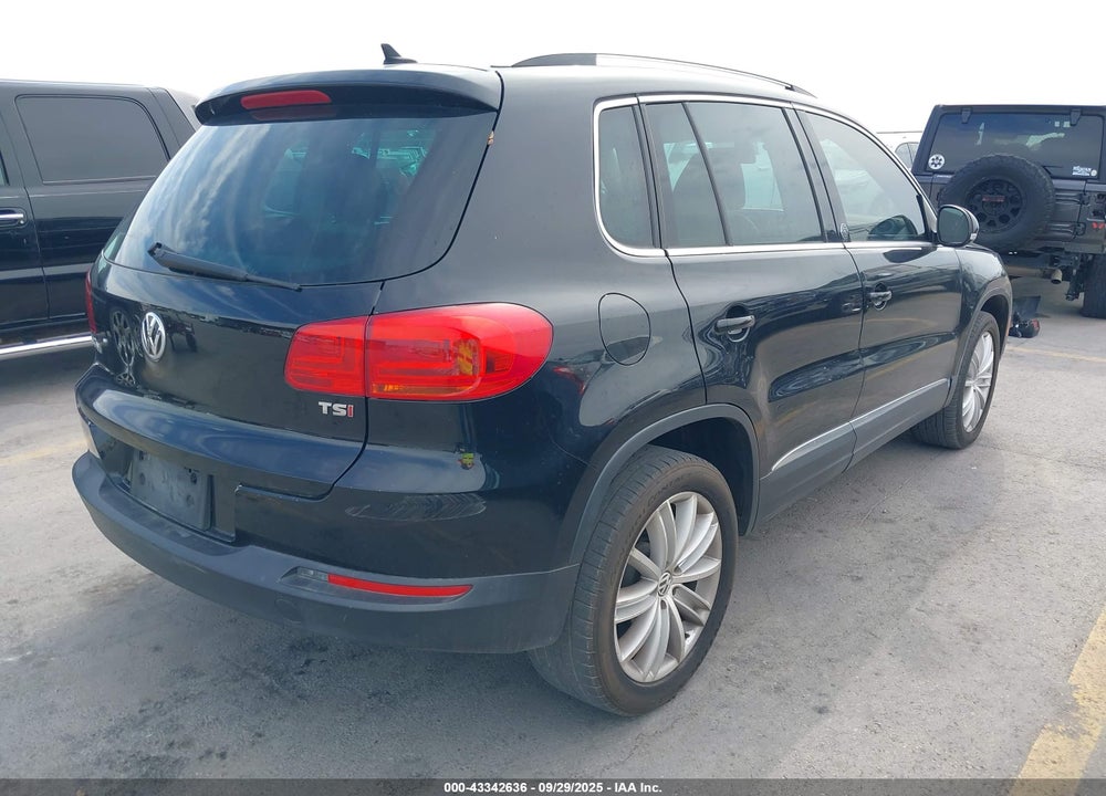 2017 VOLKSWAGEN TIGUAN VIN: WVGRV7AX0HK002940