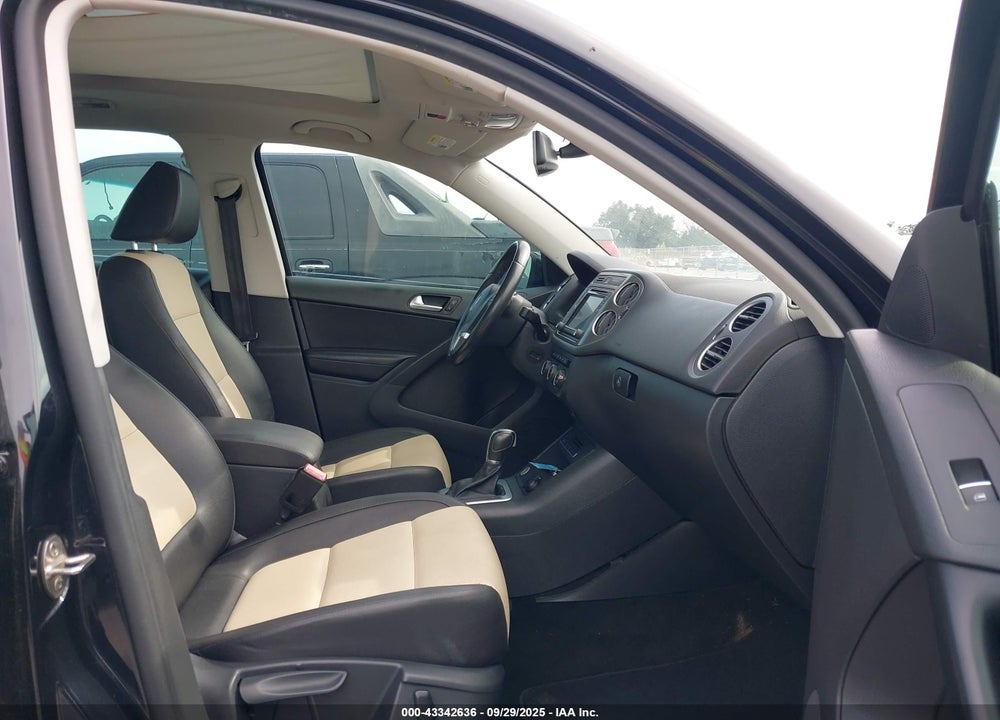 2017 VOLKSWAGEN TIGUAN VIN: WVGRV7AX0HK002940