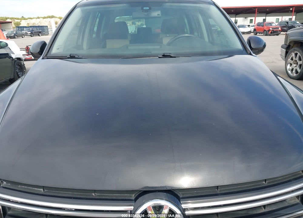 2017 VOLKSWAGEN TIGUAN VIN: WVGRV7AX0HK002940