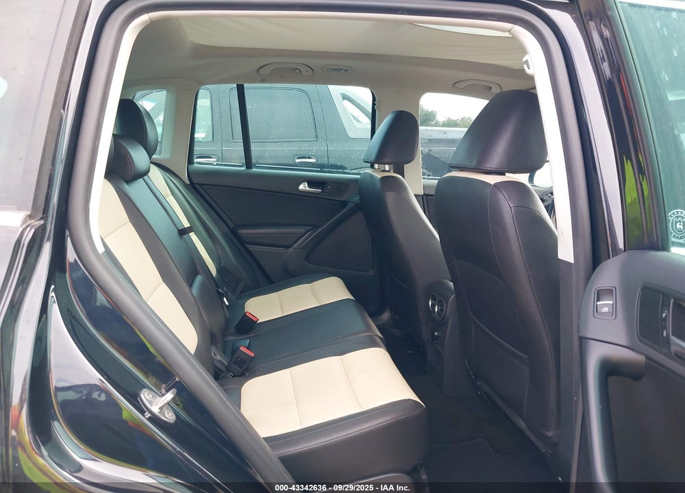 2017 VOLKSWAGEN TIGUAN VIN: WVGRV7AX0HK002940