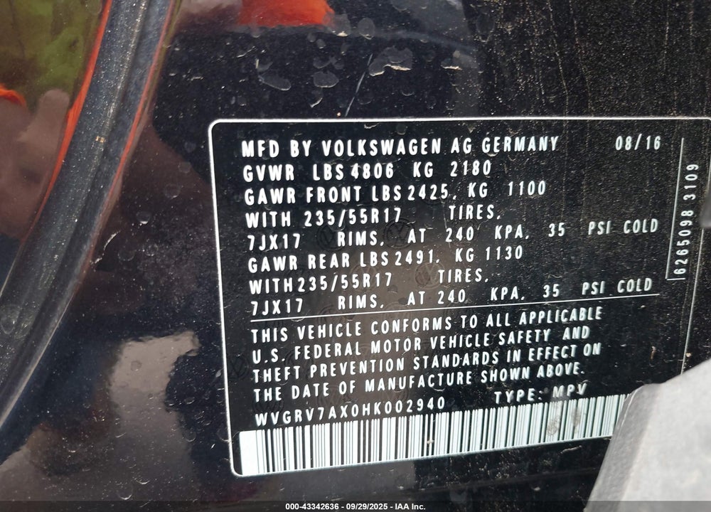 2017 VOLKSWAGEN TIGUAN VIN: WVGRV7AX0HK002940