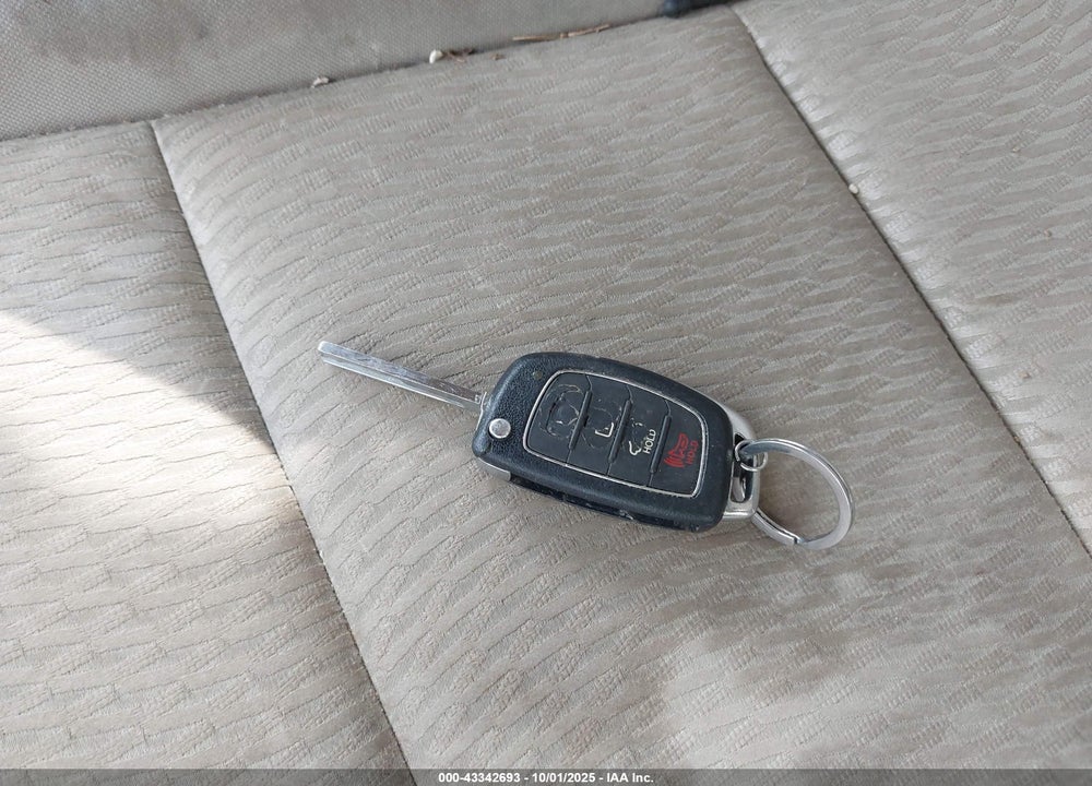 2013 HYUNDAI SANTA FE VIN: 5XYZU3LB5DG044070