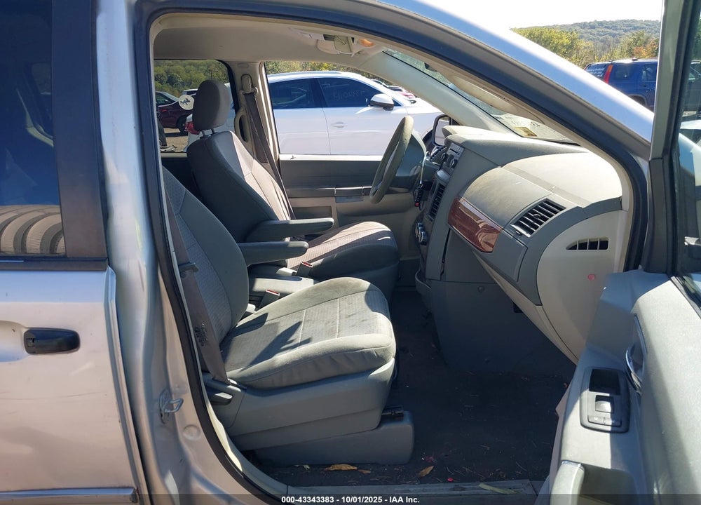 2008 CHRYSLER TOWN & COUNTRY LX VIN: 2A8HR44H78R114586