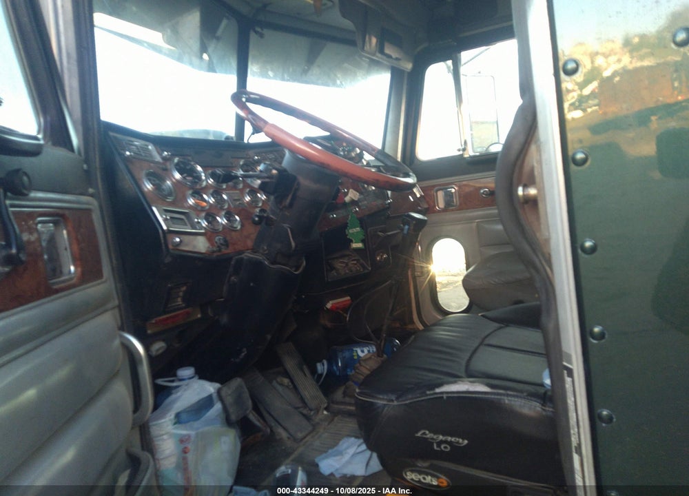 1996 PETERBILT 999 VIN: 1XP5DB9X4TD386827