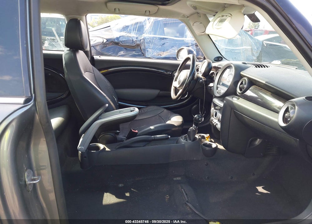 2010 MINI COOPER S CLUBMAN VIN: WMWMM3C51ATZ33272