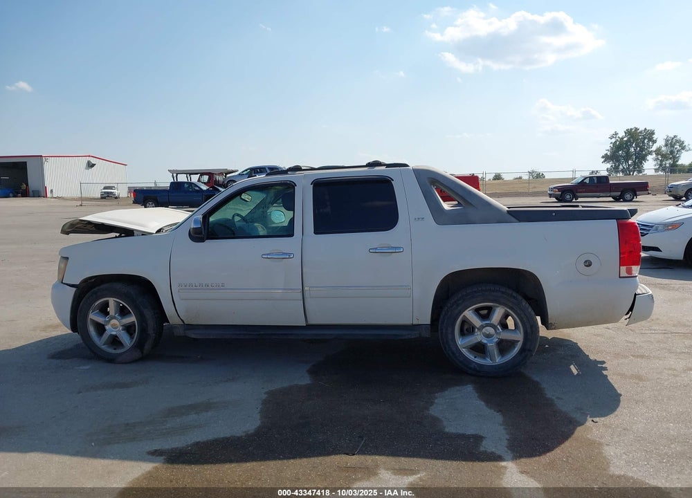 2011 CHEVROLET AVALANCHE 1500 LTZ VIN: 3GNTKGE35BG178091