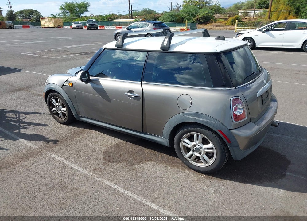 2011 MINI COOPER VIN: WMWSU3C57BT098917