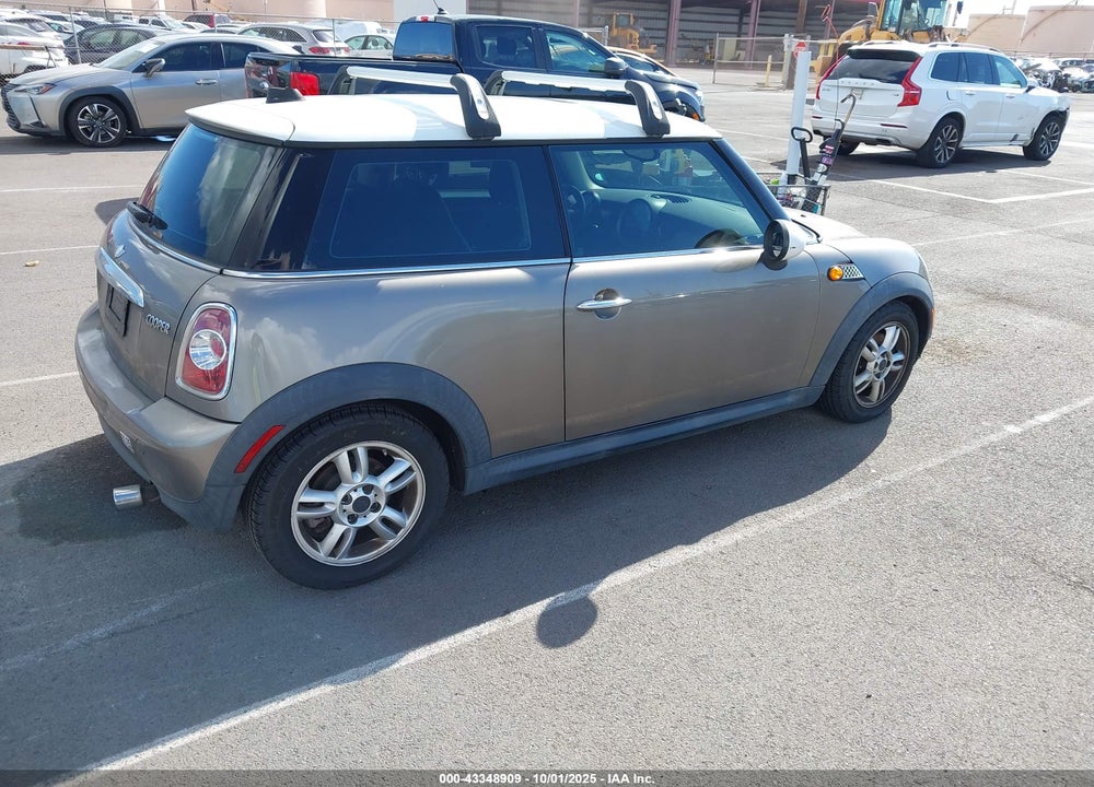 2011 MINI COOPER VIN: WMWSU3C57BT098917