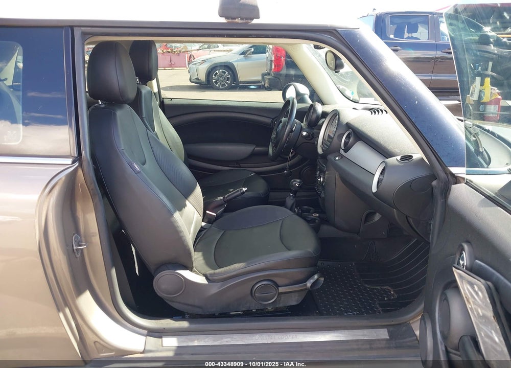 2011 MINI COOPER VIN: WMWSU3C57BT098917