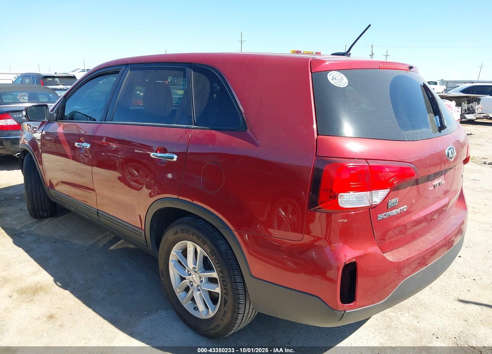 2015 KIA SORENTO LX VIN: 5XYKT3A67FG643307