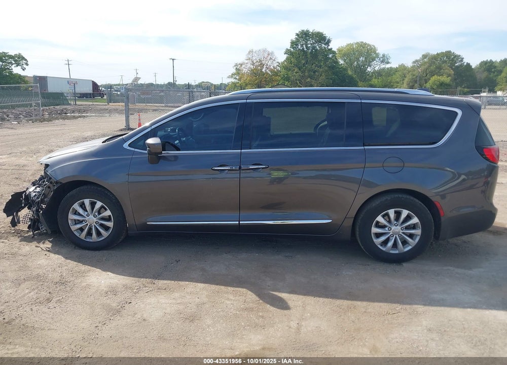 2018 CHRYSLER PACIFICA TOURING L VIN: 2C4RC1BG9JR233607