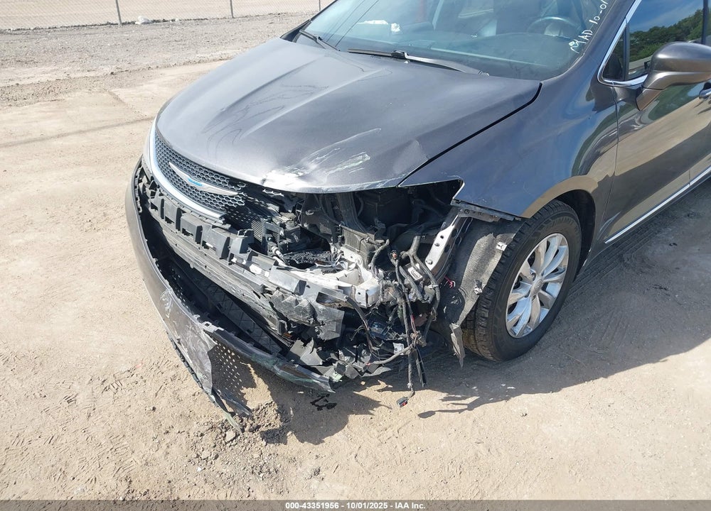 2018 CHRYSLER PACIFICA TOURING L VIN: 2C4RC1BG9JR233607