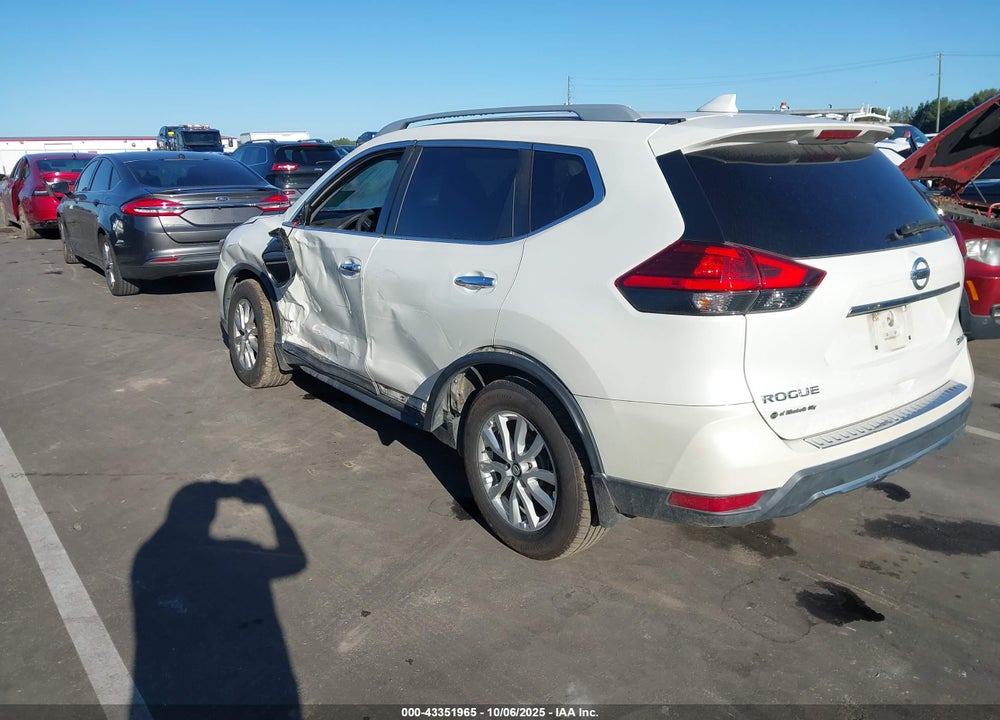 2017 NISSAN ROGUE VIN: 5N1AT2MV1HC732804