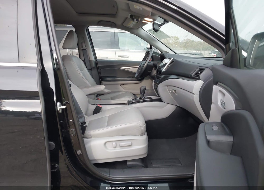 2018 HONDA PILOT VIN: 5FNYF5H56JB001641