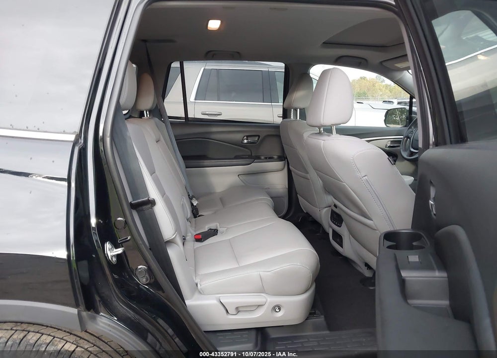 2018 HONDA PILOT VIN: 5FNYF5H56JB001641