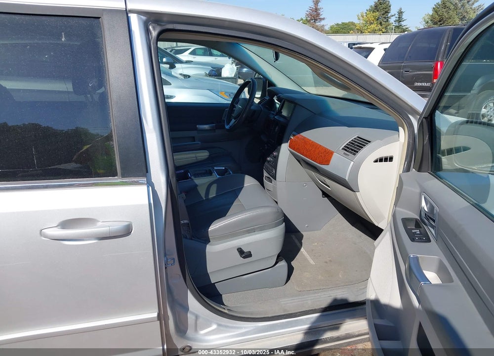 2008 CHRYSLER TOWN & COUNTRY TOURING VIN: 2A8HR54P18R607080