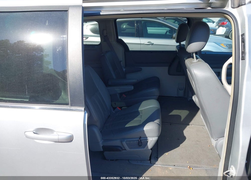 2008 CHRYSLER TOWN & COUNTRY TOURING VIN: 2A8HR54P18R607080