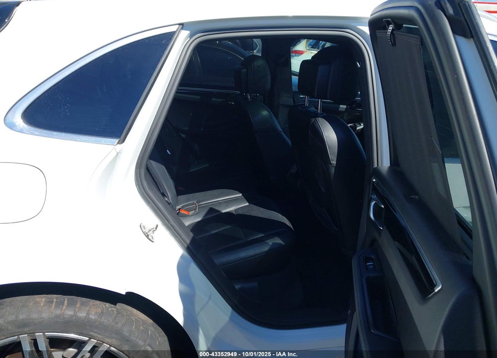 2015 PORSCHE MACAN S VIN: WP1AB2A52FLB51111