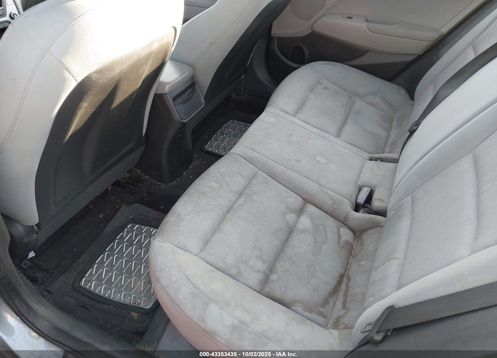 2017 HYUNDAI ELANTRA VIN: KMHD74LF9HU110419