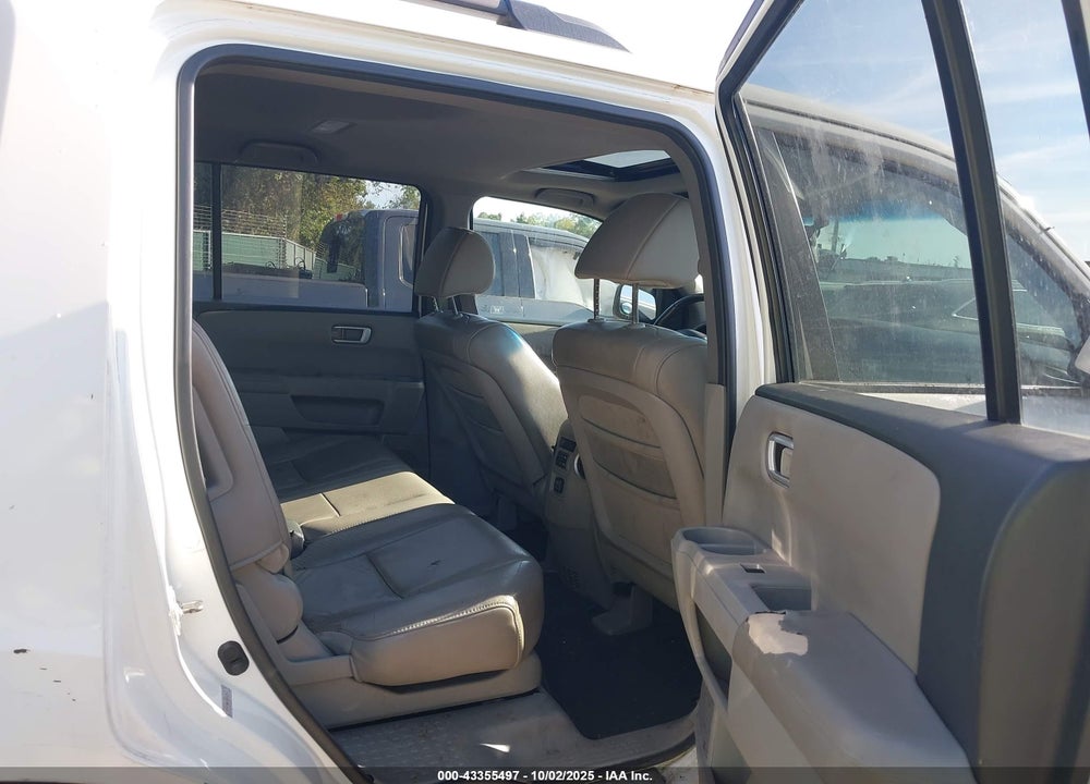 2011 HONDA PILOT VIN: 5FNYF3H51BB010012