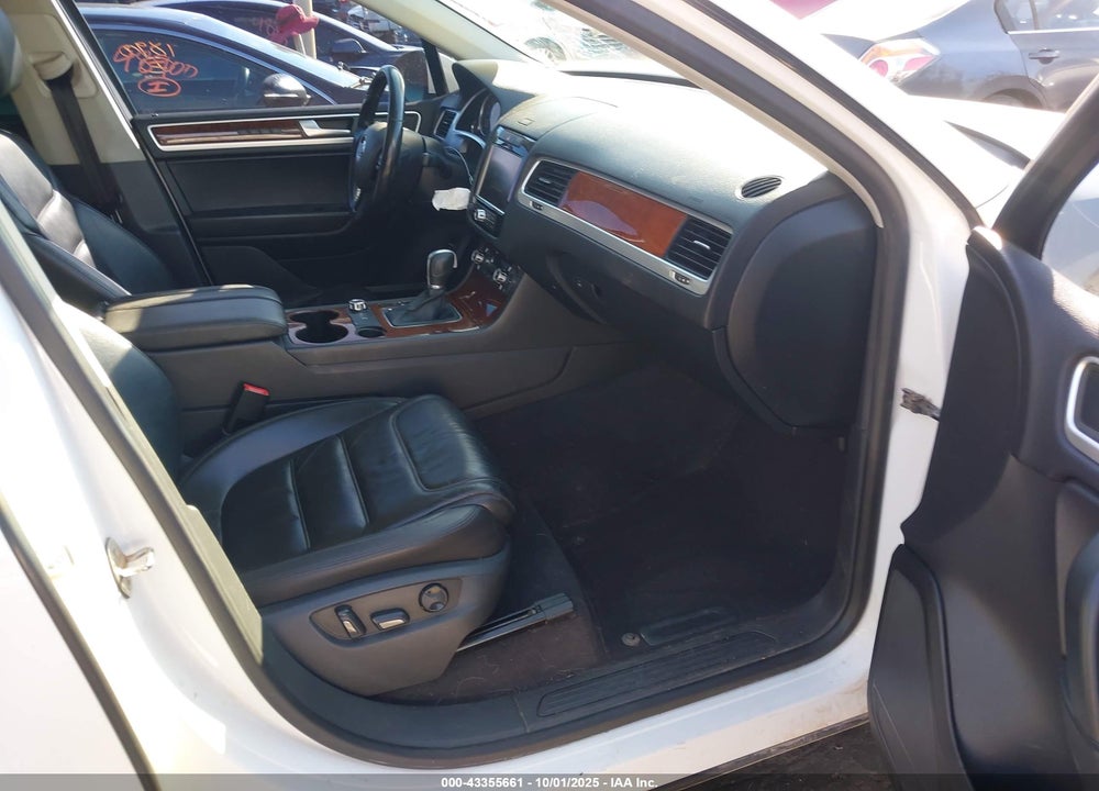 2014 VOLKSWAGEN TOUAREG TDI LUX VIN: WVGEP9BPXED012958