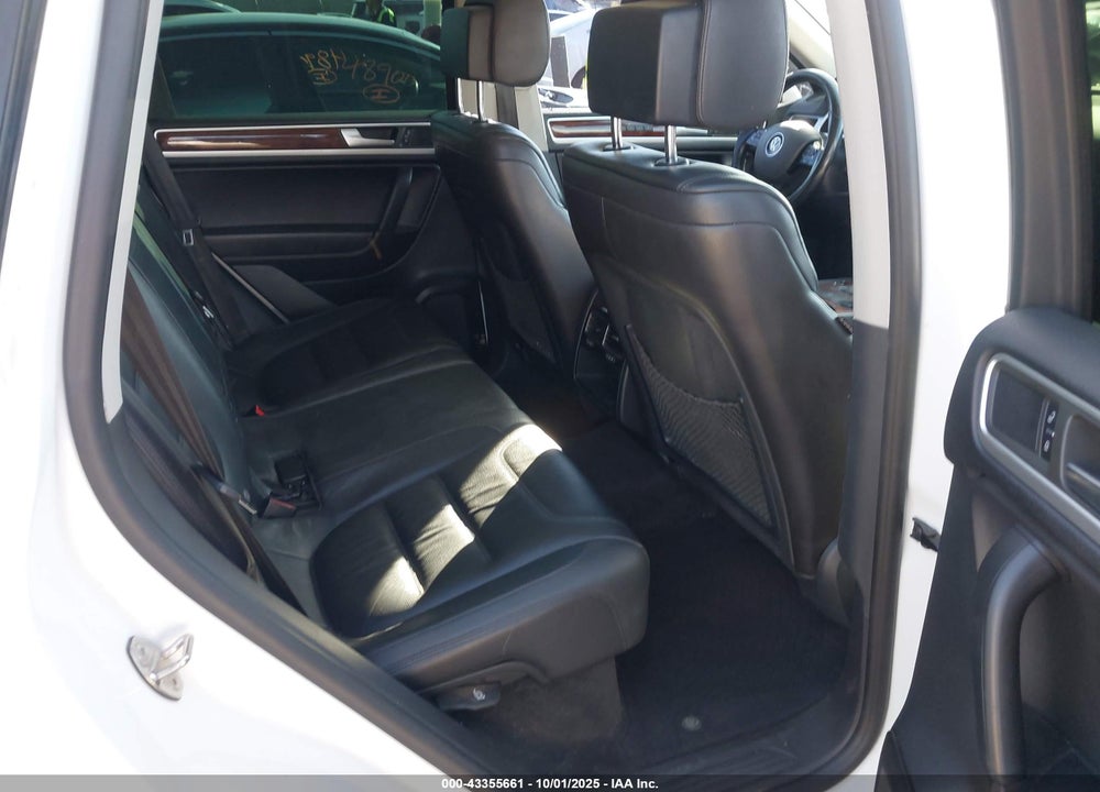 2014 VOLKSWAGEN TOUAREG TDI LUX VIN: WVGEP9BPXED012958