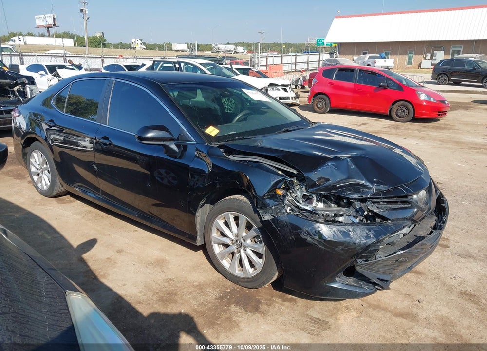 2018 TOYOTA CAMRY LE VIN: 4T1B11HK0JU557644