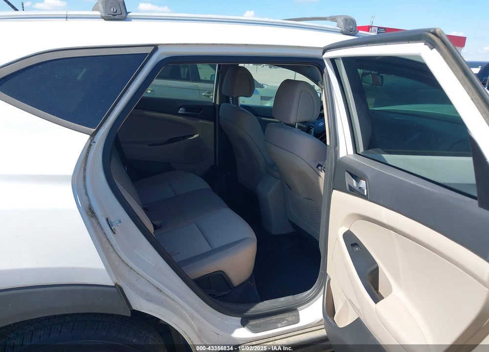 2016 HYUNDAI TUCSON VIN: KM8J33A28GU140132