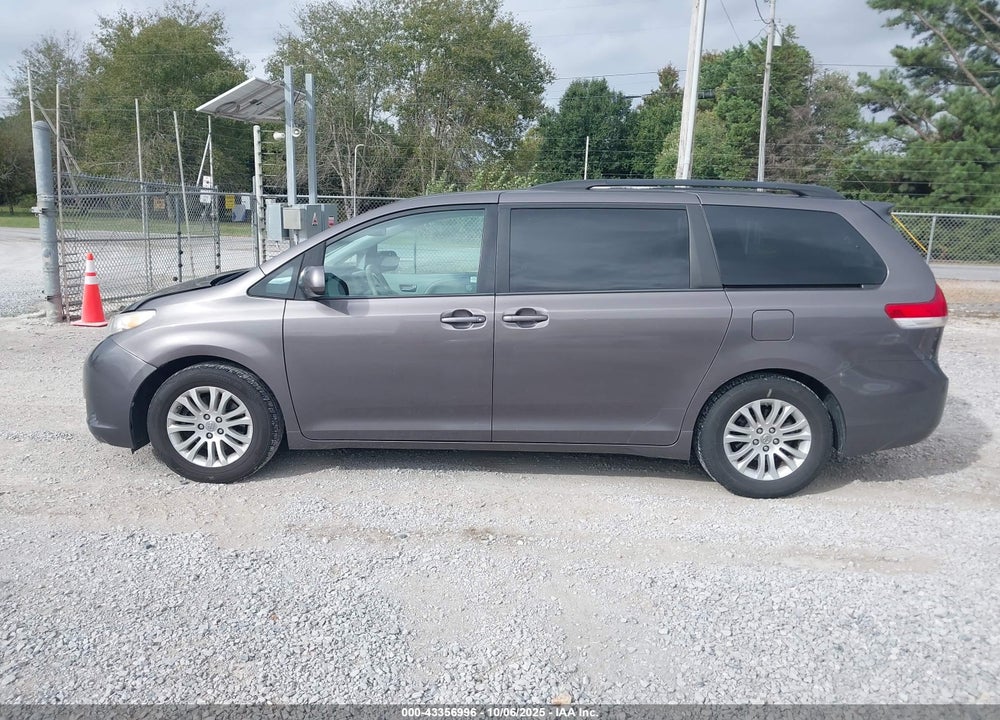2013 TOYOTA SIENNA XLE V6 8 PASSENGER VIN: 5TDYK3DC5DS319643