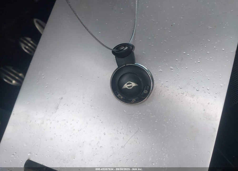 2011 MINI COOPER VIN: WMWSV3C52BTY24101