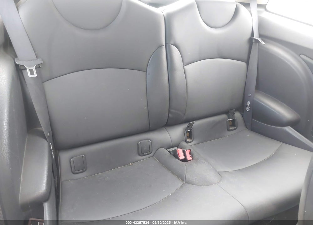 2011 MINI COOPER VIN: WMWSV3C52BTY24101