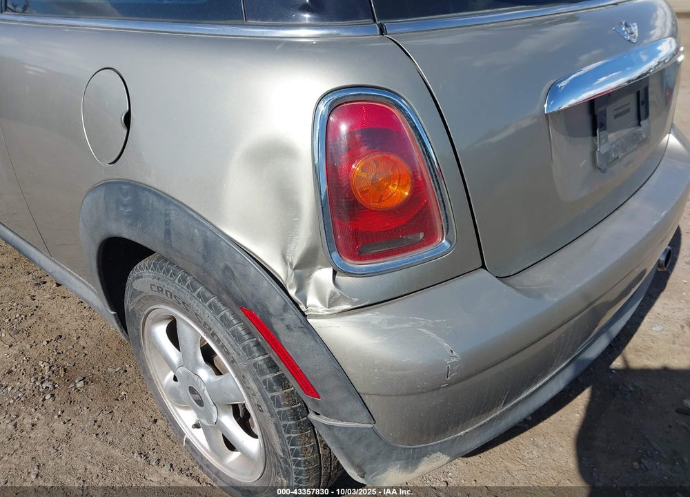 2009 MINI COOPER VIN: WMWMF33549TT69655