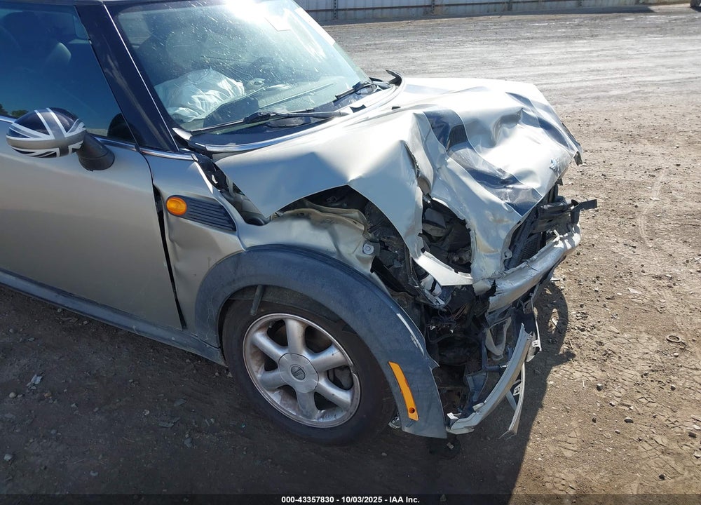 2009 MINI COOPER VIN: WMWMF33549TT69655