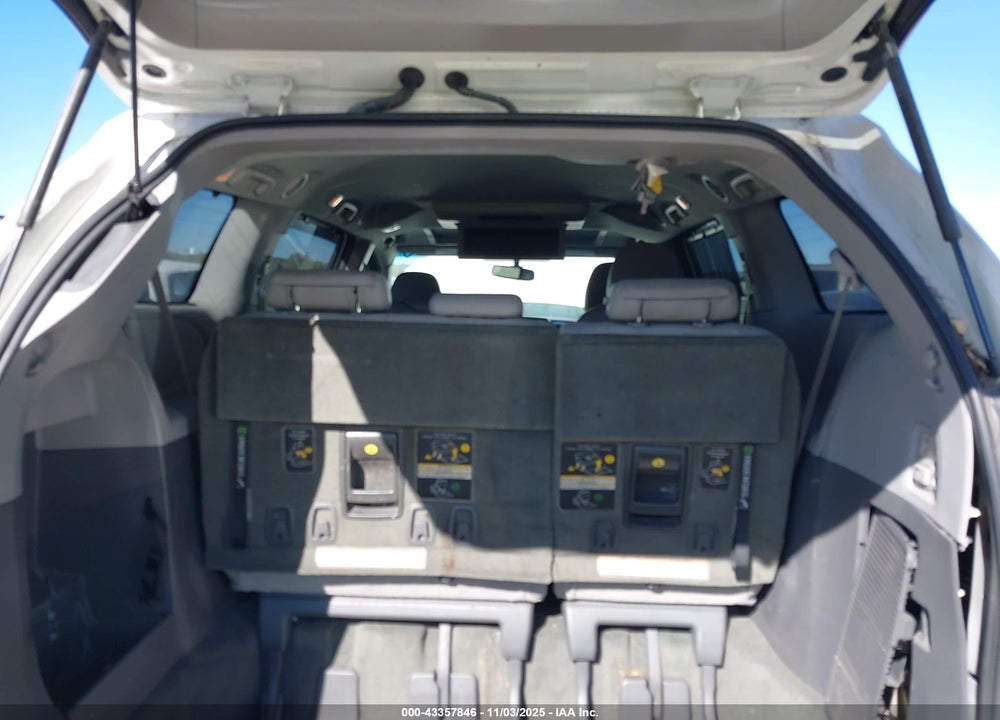 2015 TOYOTA SIENNA XLE PREMIUM 8 PASSENGER VIN: 5TDYK3DC0FS675100