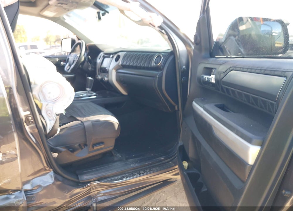 2017 TOYOTA TUNDRA PLATINUM 5.7L V8 VIN: 5TFAW5F19HX639853