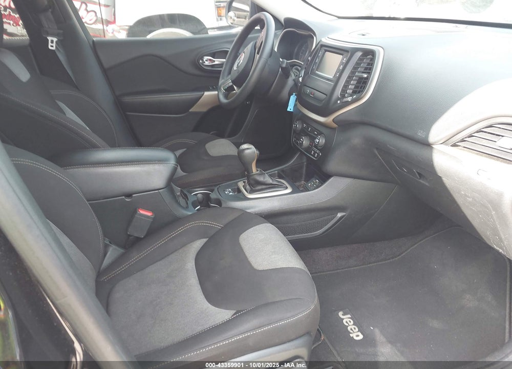 2018 JEEP CHEROKEE LATITUDE FWD VIN: 1C4PJLCB4JD595102