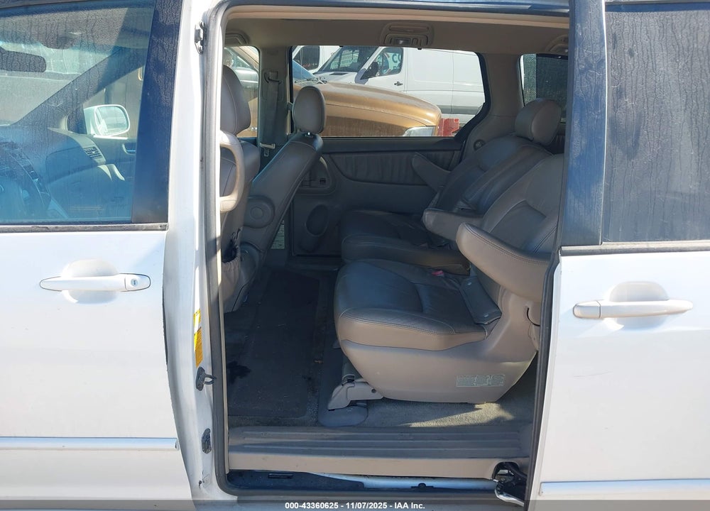 2005 TOYOTA SIENNA XLE VIN: 5TDBA22C25S029996