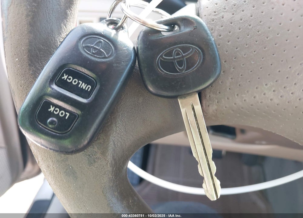 2005 TOYOTA COROLLA LE VIN: 1NXBR32EX5Z393199