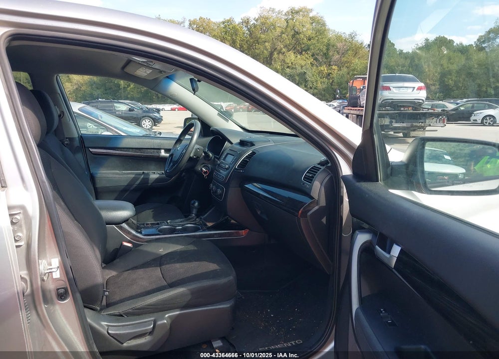 2015 KIA SORENTO VIN: 5XYKTCA65FG568235