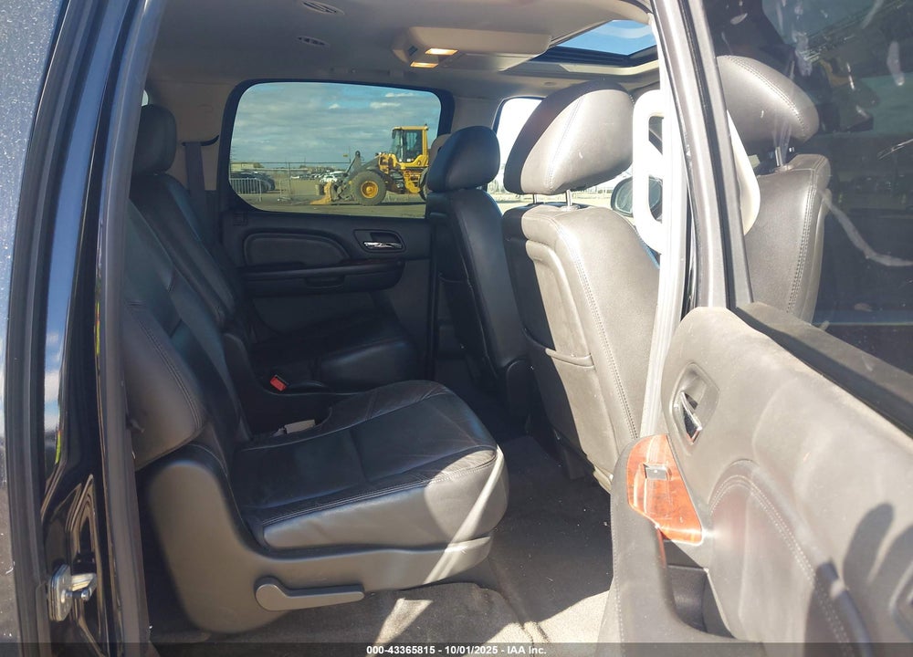 2011 CADILLAC ESCALADE ESV LUXURY VIN: 1GYS4HEF4BR354623