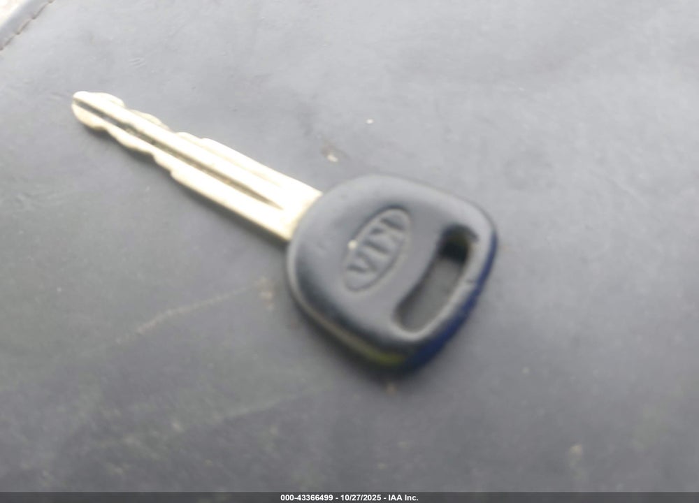 2003 KIA SPECTRA VIN: KNAFB121335297723