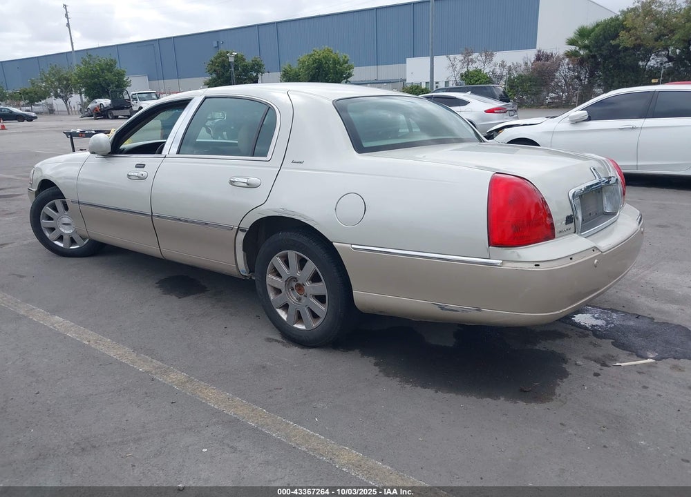 2005 LINCOLN TOWN CAR SIGNATURE LIMITED VIN: 1LNHM82W65Y626521
