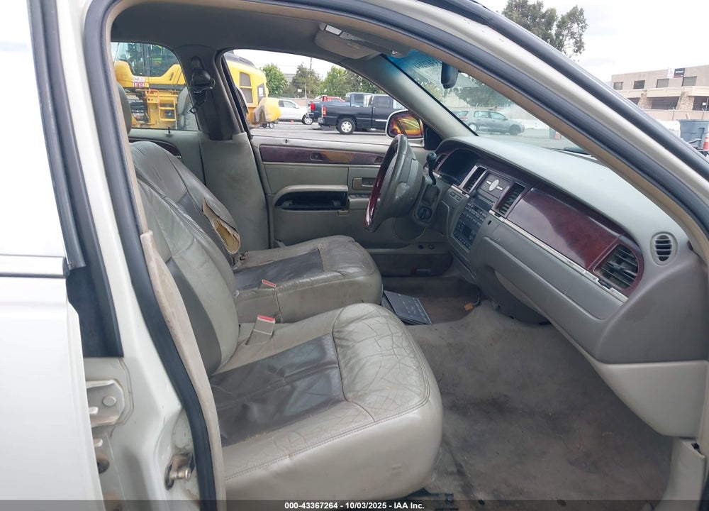 2005 LINCOLN TOWN CAR SIGNATURE LIMITED VIN: 1LNHM82W65Y626521