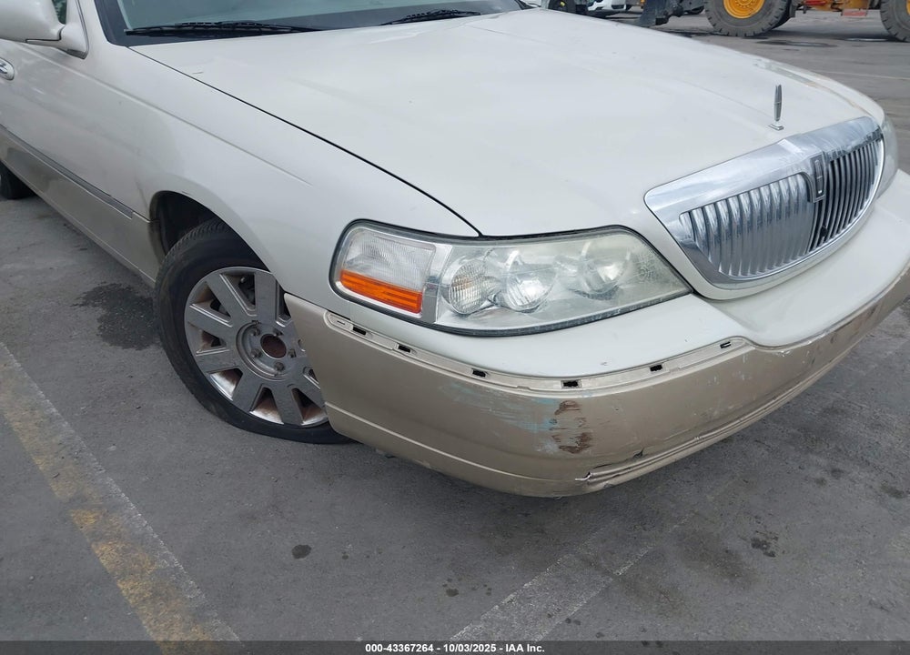 2005 LINCOLN TOWN CAR SIGNATURE LIMITED VIN: 1LNHM82W65Y626521